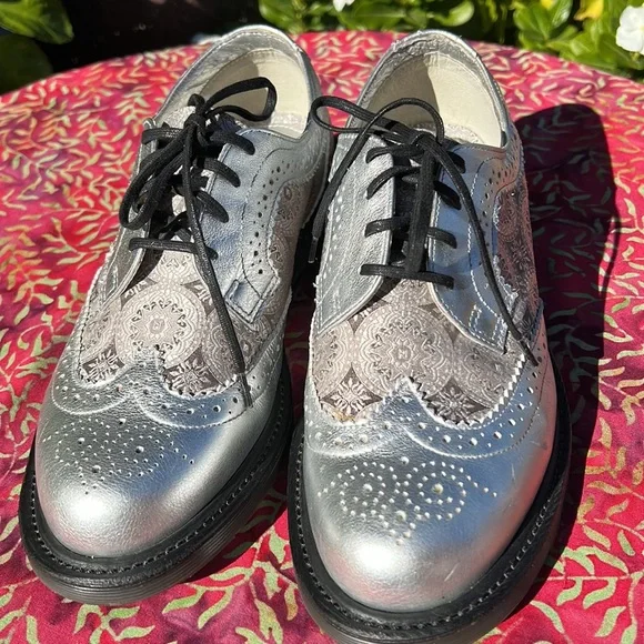 🏴󠁧󠁢󠁥󠁮󠁧󠁿 Dr. Martens Silver MIE Medallion Brogue Wingtip Oxfords UK 5